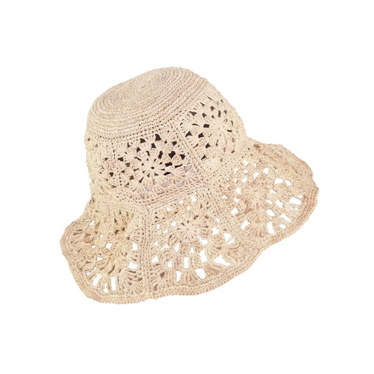 Chapeau cloche Lison en raphia crocheté à motifs de fleurs