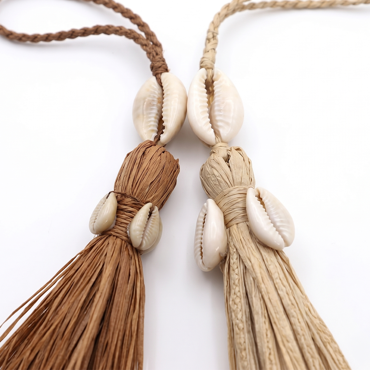 ALT bijou de sac coquillage et raphia pompon